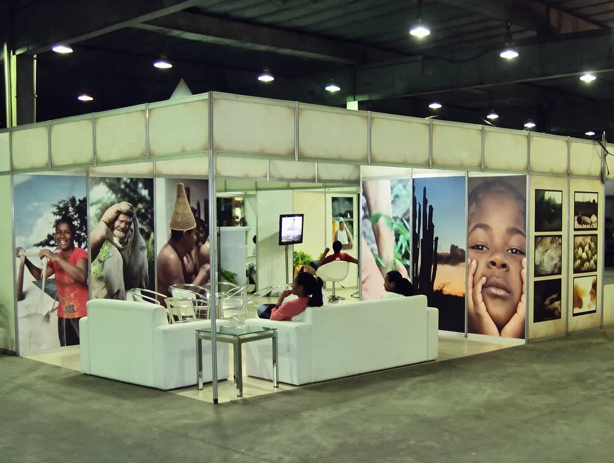 Stand decorado da Z5 com plotagens de fotos, TV e sofás
